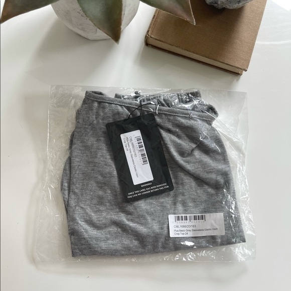 PrettyLittleThing Plus Basic Crop Top - US 20 - Picture 4 of 5